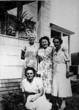 Mme H. Richard Thérèse Roy, Lilianne et Bernadette Painchaud en1942