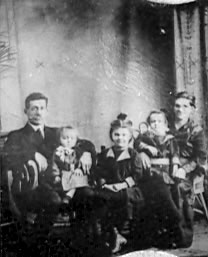 Théodule Jolin, sa femme et leurs enfants en 1913