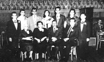 Famille Chevrefils Bélisle et la grand mère Charbonneau en bas à gauche en 1957